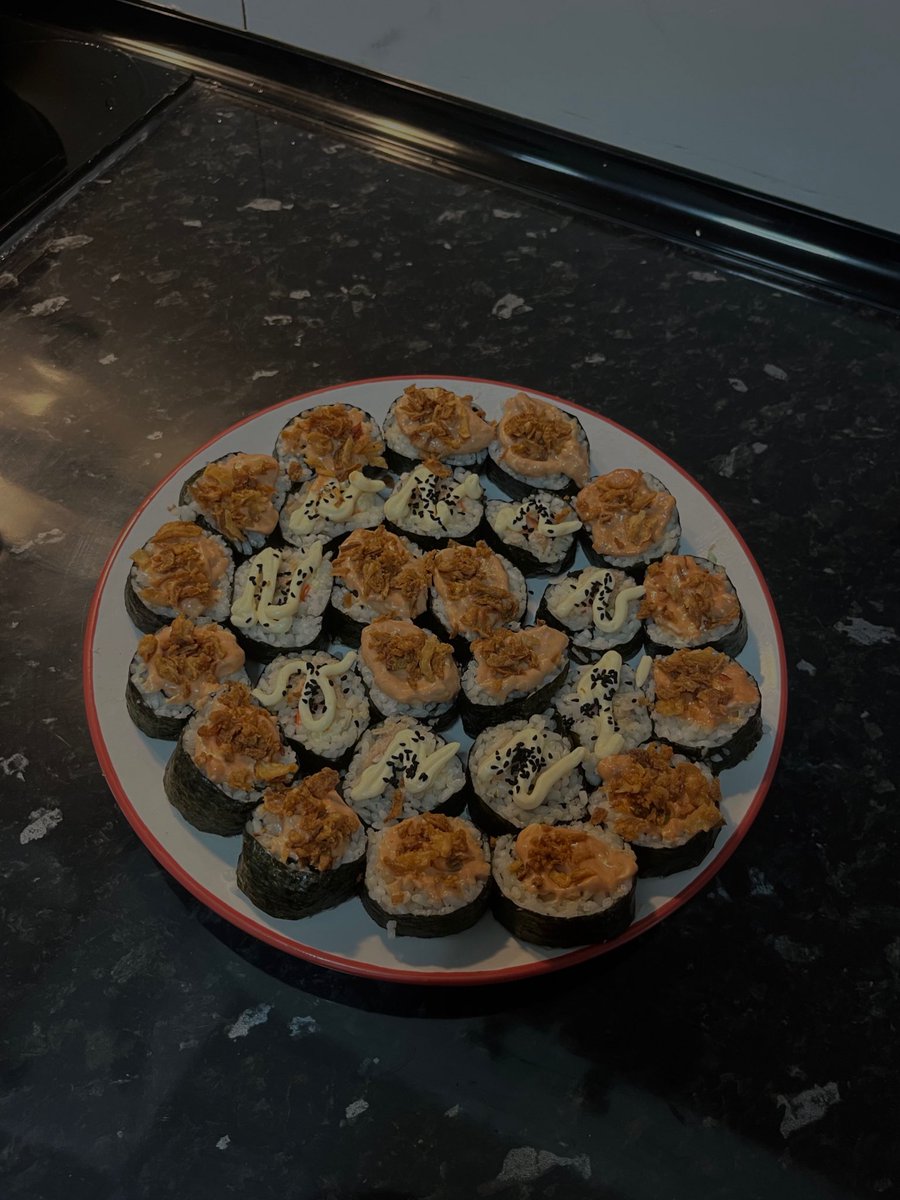 baiiSaraa's tweet photo. una vez q aprendes a hacer sushi casero no paras https://t.co/eVtBy8Pspi