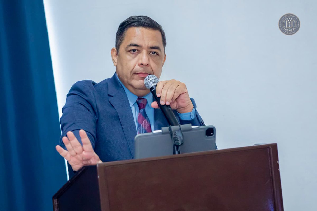 CorteSupremaSV's tweet photo. El magistrado de la Sala de lo Penal, Alejandro Antonio Quinteros Espinoza, presidió la capacitación dirigida a funcionarios judiciales sobre el funcionamiento del Sistema de Gestión de Casos de Violencia Intrafamiliar, como parte del plan piloto orientado a brindar una atención más eficiente y oportuna.

Más información: 🔗 https://t.co/dnQRaGHt60