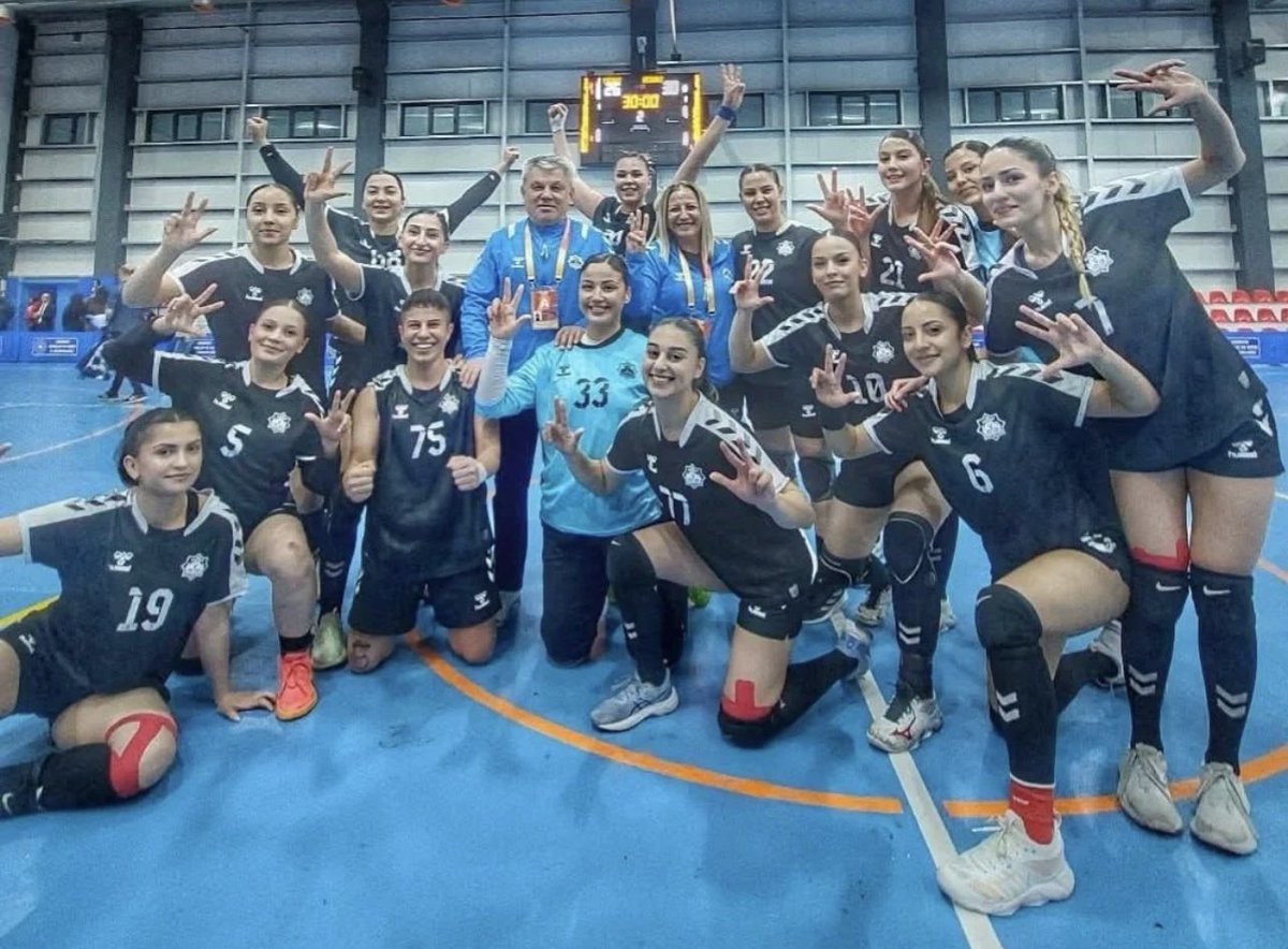 🏆 3’te 3! Dörtlü Finaldeyiz! 💪

Play-off 3. maçında büyük mücadeleye sahne olan karşılaşmada hentbolda ki temsilcimiz Aksaray Bld. Spor, güçlü rakibi MC Sistem Yozgat Spor’u 30-26 mağlup ederek dörtlü finale adını yazdıran temsilcimizi tebrik ediyoruz. 👏