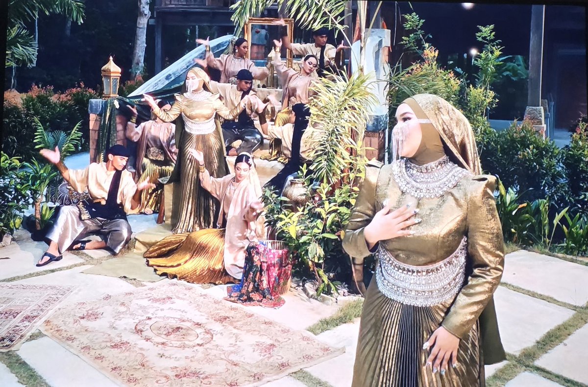 sszz17's tweet photo. Ada 2 Aina Abdul la ekkk! Love sejuta kali! Outfit lawo, MV ringkas, color grading pun lawo, cukup rencah tak lebih tak kurang ✨️

Full MV : https://t.co/tGi97l725E

#YaHabibiYaAidilfitri https://t.co/QFYhIBKYDC