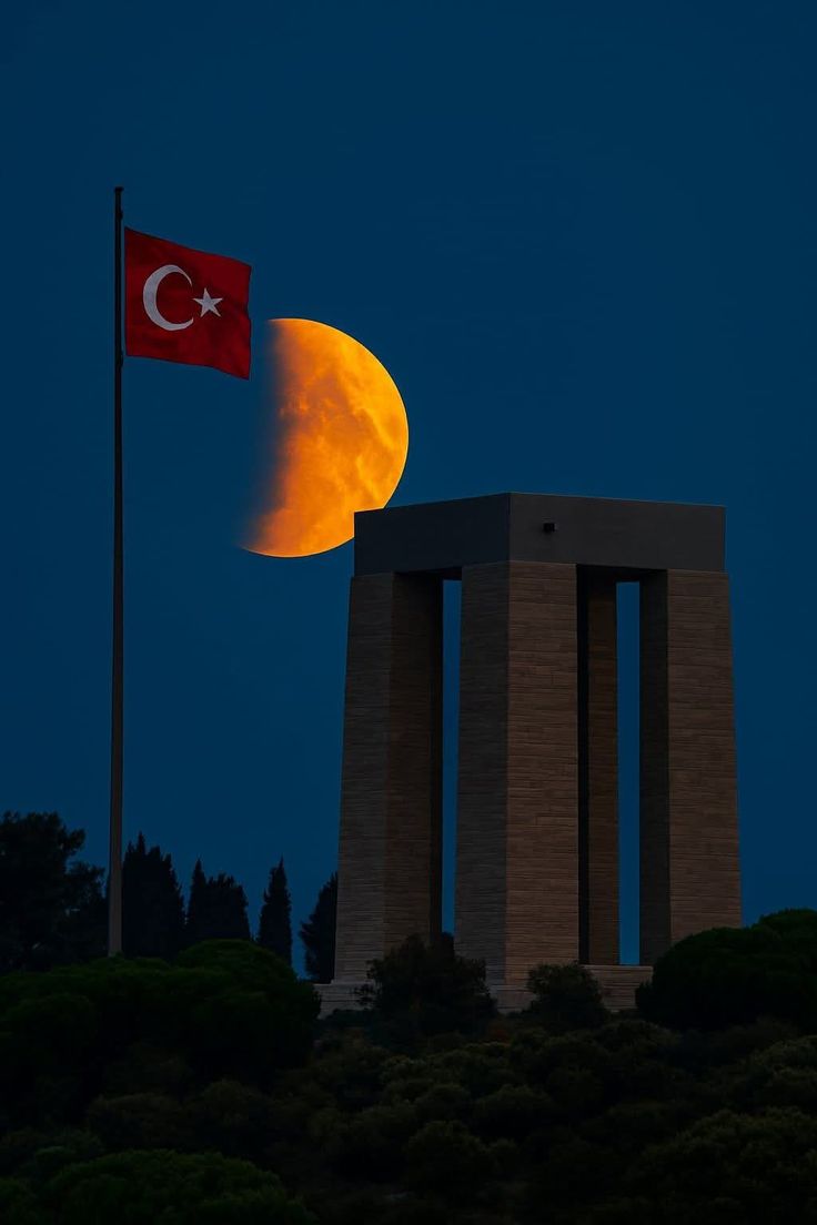Dur yolcu! Bilmeden gelip bastığın 
Bu toprak, bir devrin battığı yerdir. 
Eğil de kulak ver, bu sessiz yığın 
Bir vatan kalbinin attığı yerdir.

#18MartÇanakkaleZaferi
