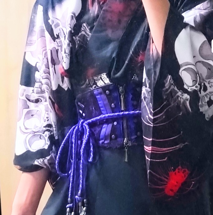 20122e21's tweet photo. ロリプリさんの餓者髑髏に合わせる帯(というかコルセット)やっぱ赤系が良いんだろうなぁ……
でも意外と黒も合いそう……
現状はお茶を濁す紫で着てるがいつかいいのに会えたらお迎えしたい…… https://t.co/qY6ZzB7Bcw