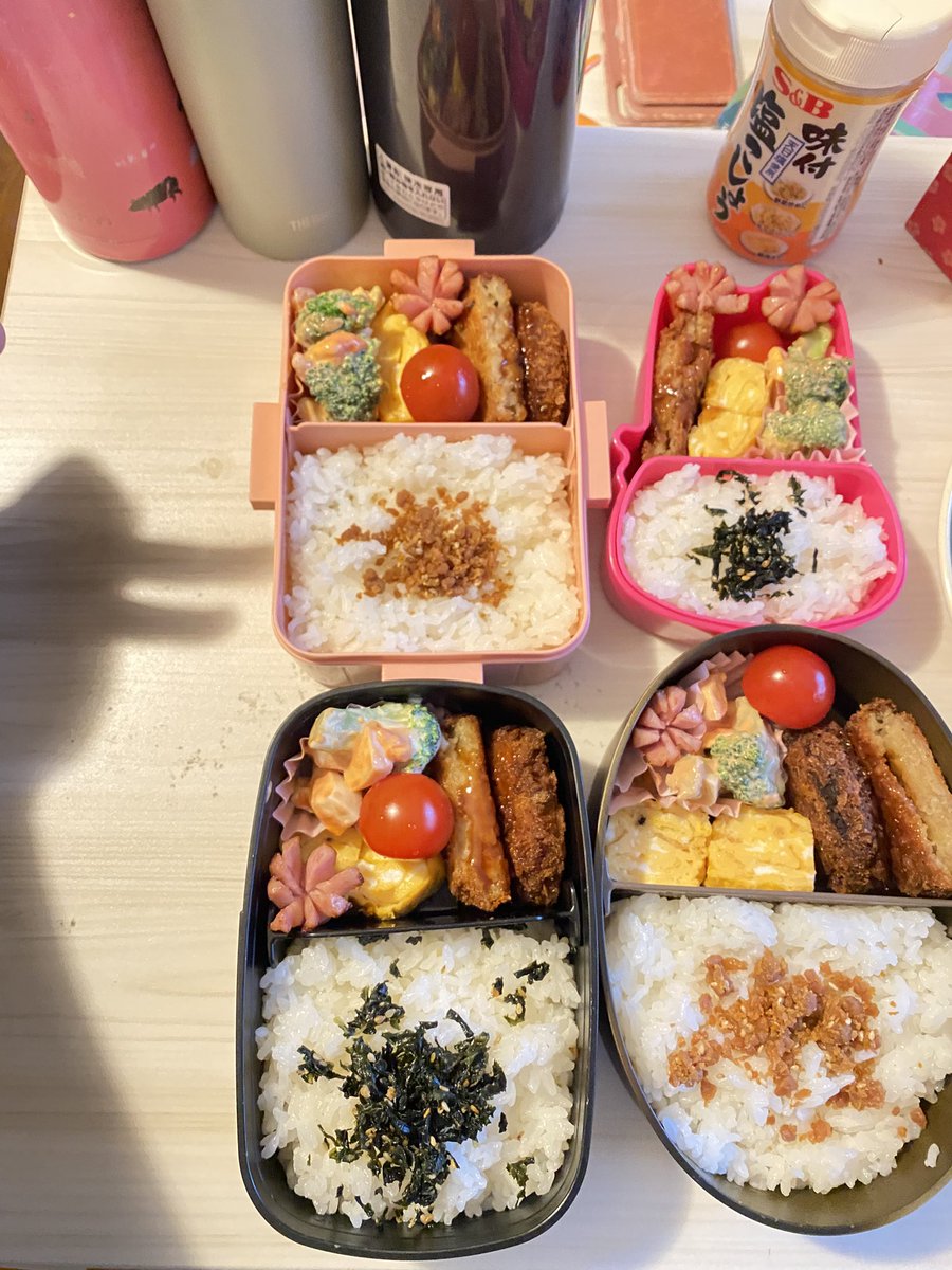 nebutasenbei's tweet image. おはようございます。
good morning😌
lunch boxes for W&amp;amp;S&amp;amp;D&amp;amp;ﾜｼ
151/600🍱

Done🍳
Oh no😨The fridge’s almost empty…
I need to go shopping💨

today’s  menu
コロッケ🥔
タコさんウインナ🐙
🥦ブロッコリとエビ🦐オーロラソース
卵焼🥚
トマト🍅
#お弁当記録 #lunchbox #handshadow #パパ弁当