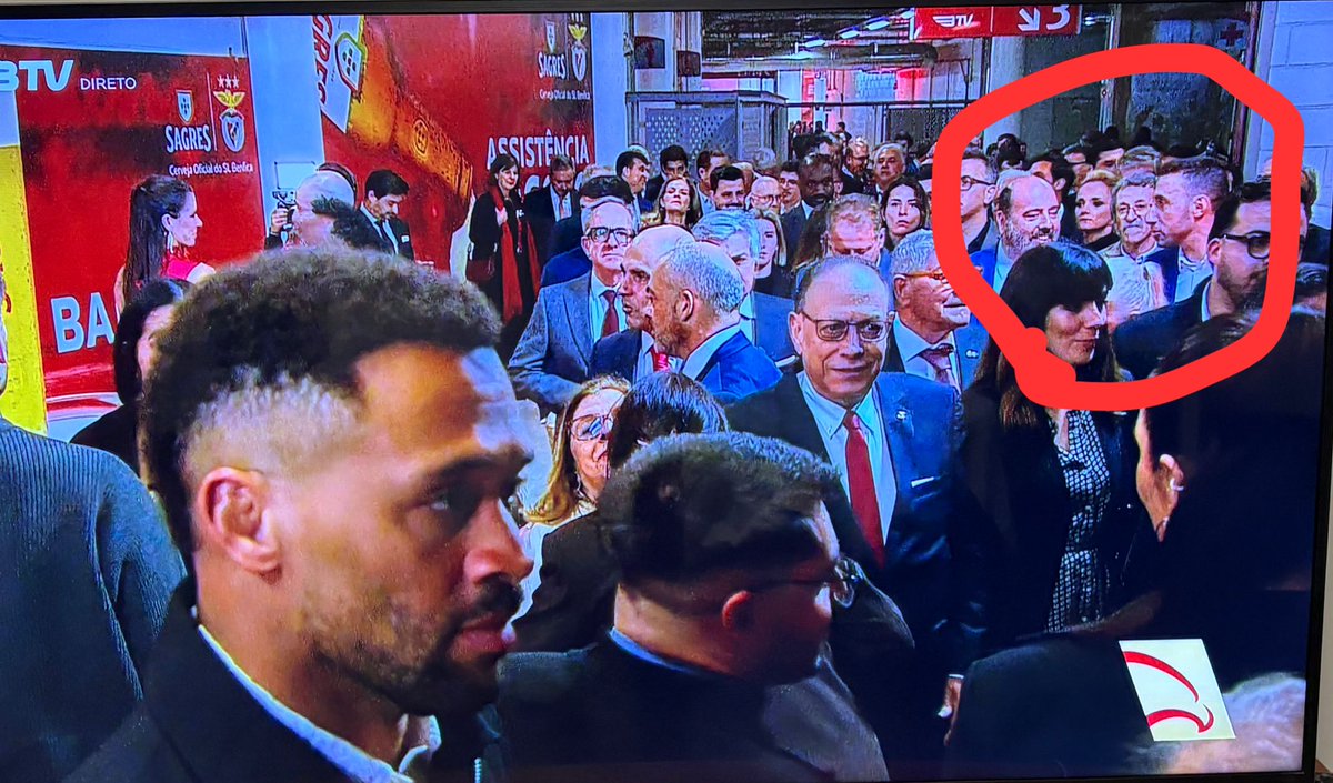 O clube Encarnado (porque foi proibido de ser Vermelho), democrático sempre neste país miserável, recebe na gala o rei dos suínos, porco dos porcos, o mais fiel representante da fina flor do entulho chegana - cuja ligação conhecida ao desporto começa e acaba em agressões. Bravo!