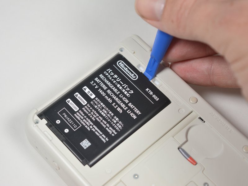 caddeine's tweet photo. @cloudofsparrows @VioletZoroark battery replacement on a 3ds is as easy as taking off the back cover. the battery is resting in a little cavity just for it and you just pop it out and replace it (the pic has a tool but u dont rly need it). it’s the easiest repair in the world and a new battery is only about $20 https://t.co/KKRqu5dZM8
