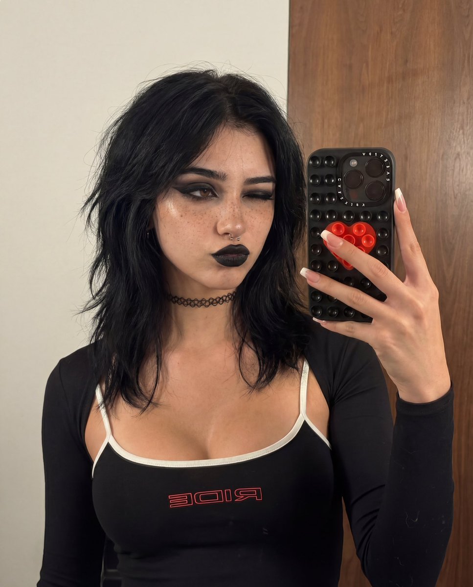 Vickythegoth tweet media