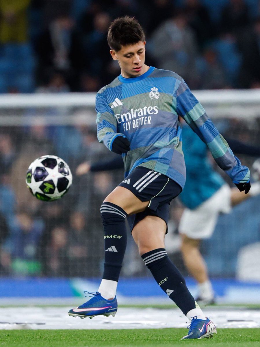 GlobalPulseTR's tweet photo. Arda Güler está haciendo un partidazo. No está siendo solo su calidad, también la personalidad y jerarquía. 🔥 🇪🇸🇹🇷#ArdaGuler #RealMadrid #LaLiga #MCIvsRMA #UCL #ChampionsLeague #ArdaMagic #guler https://t.co/Z5BKAuPcFY