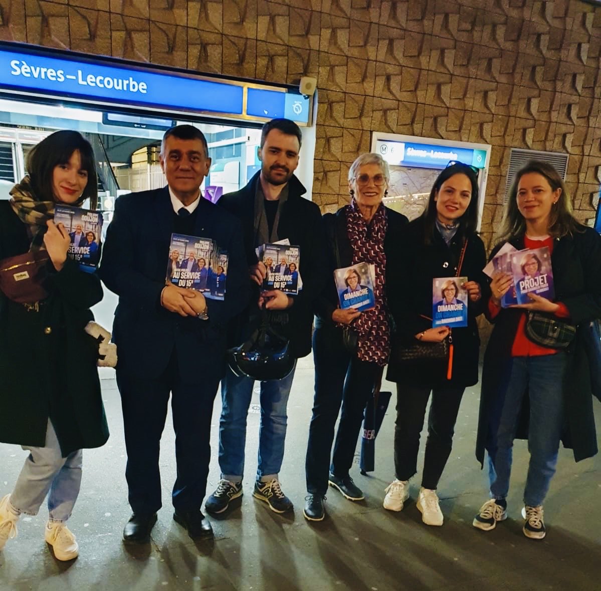Laurent_RACAPE's tweet photo. 📍 #Paris15: métro Sèvres Lecourbe.
Dimanche on change #Paris avec @datirachida et @Philippe_Goujon pour le 15ème 🚀
@PourDati2026 #Rachidadati #Dati2026 https://t.co/l4DTHLZ7DR