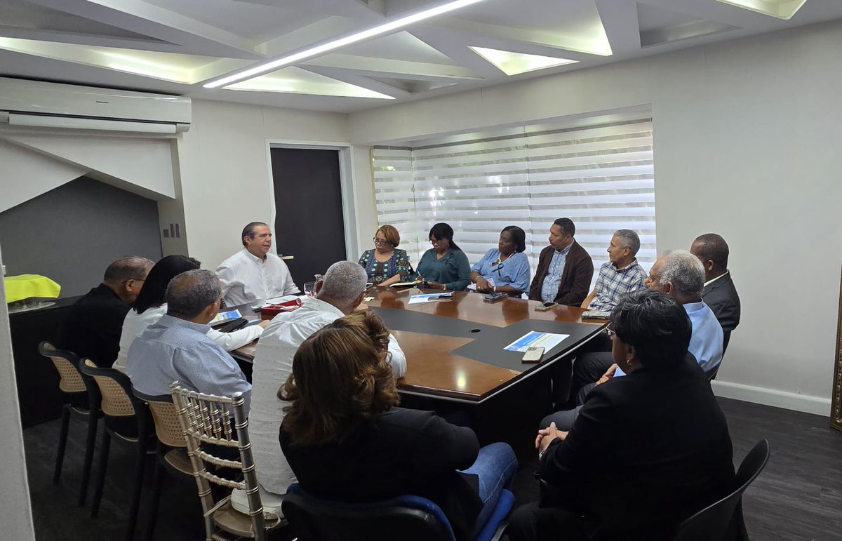 periodisticard's tweet photo. Líderes del sector salud se reunieron con Francisco Javier García para avanzar en propuestas que permitan rescatar el sistema sanitario en RD antes de 2028.

El encuentro marca el inicio de una agenda de trabajo conjunto a nivel nacional.

#SaludRD #PLD #RD2028 https://t.co/HtWGqzGnKK