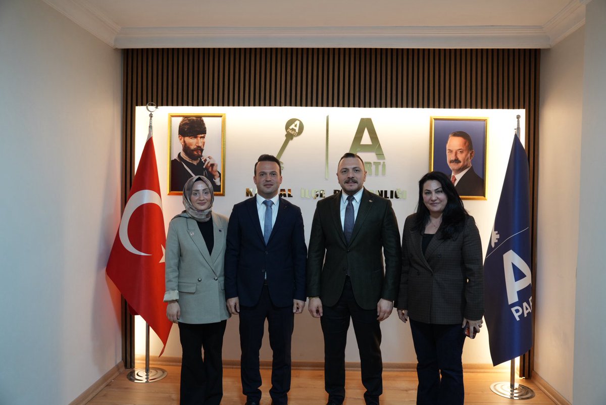 Anahtar Parti Kartal İlçe Başkanlığı’nı ziyaret ederek İlçe Başkanı Yunus Şahin ve kıymetli yönetimiyle bir araya geldik.

Nazik ev sahiplikleri ve samimi sohbetleri için kendilerine teşekkür ediyoruz.
Farklılıklarımızla birlikte, ortak akıl ve dayanışma ile daha güçlü bir Kartal