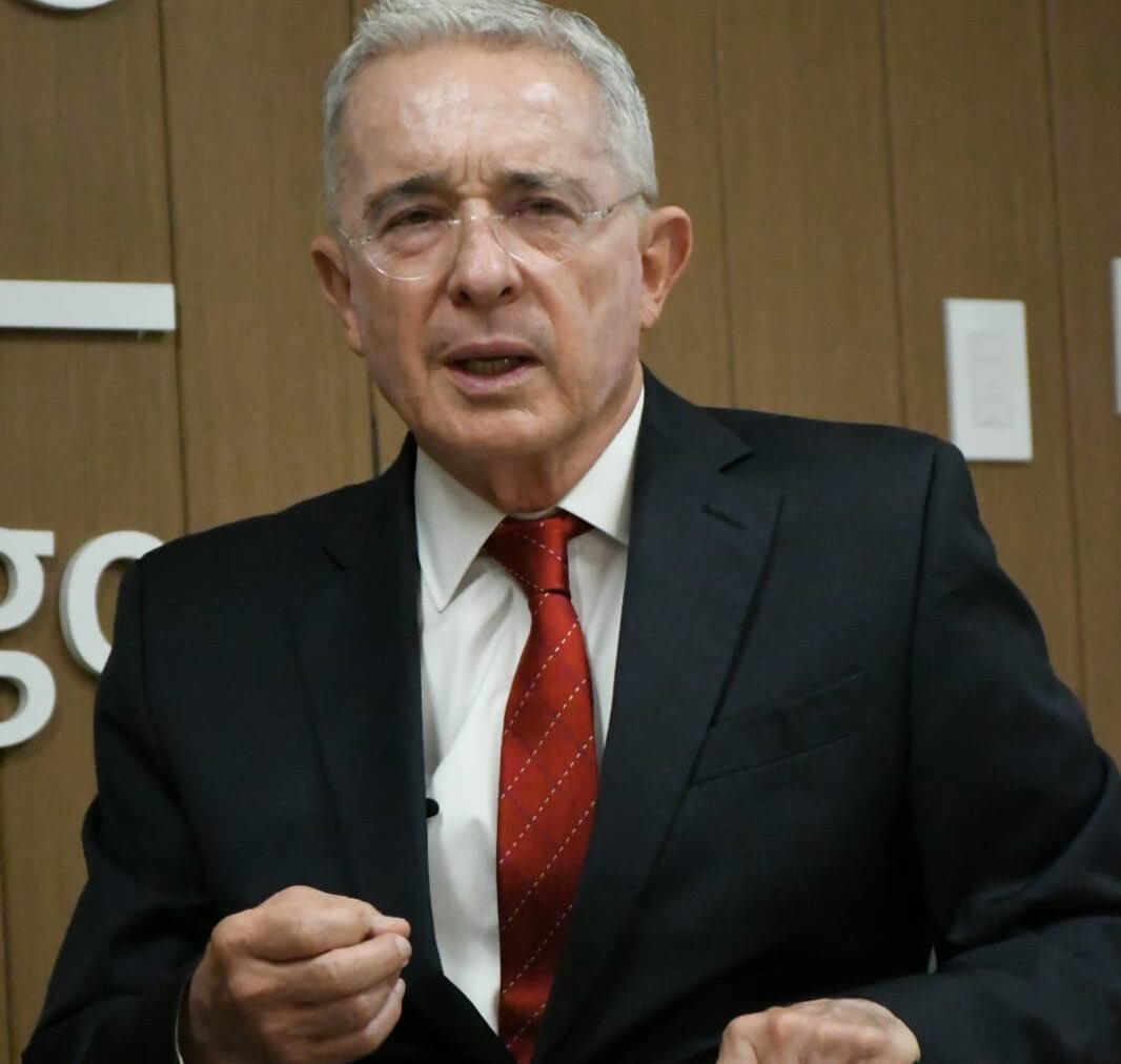 #ATENCION
Usted tiene una imagen favorable o desfavorable del ex Presidente Álvaro Uribe?

🔁 Desfavorable 
❤️ Favorable