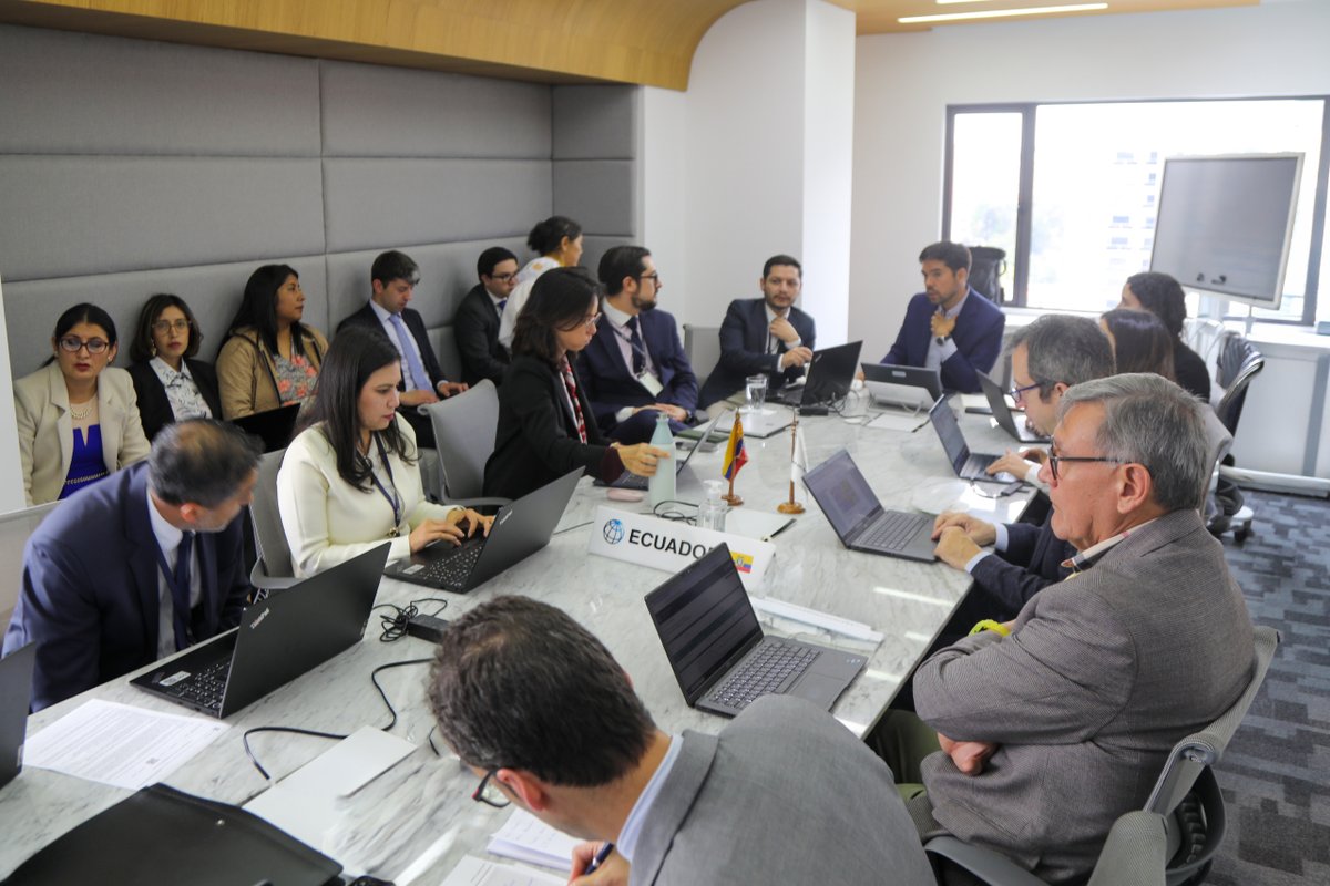 BDEcuadorBP's tweet photo. #ElNuevoEcuador avanza hacia el desarrollo sostenible, verde y resiliente. 

El #GerenteGeneralBDE, @CRiveraBautista, junto al representante del Banco Mundial en 🇪🇨, Boris Weber, dieron inicio a la misión de revisión de la línea de financiamiento más importante de la historia del BDE:

♻️EL PROGRAMA DE INFRAESTRUCTURA VERDE Y RESILIENTE AL SERVICIO DE LOS GOBIERNOS LOCALES♻️

En esta oportunidad no se trata solamente de un hito financiero, sino de la incorporación de todos los criterios de política pública de avanzada para contribuir a la reducción de los niveles de pobreza y pobreza extrema, así como dar oportunidades de progreso a las familias ecuatorianas.

Todo esto, bajo la visión y rumbo dictado por nuestro presidente @DanielNoboaOk