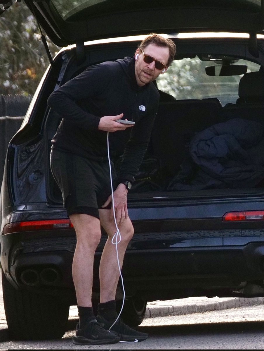 Best of Tom Hiddleston tweet media