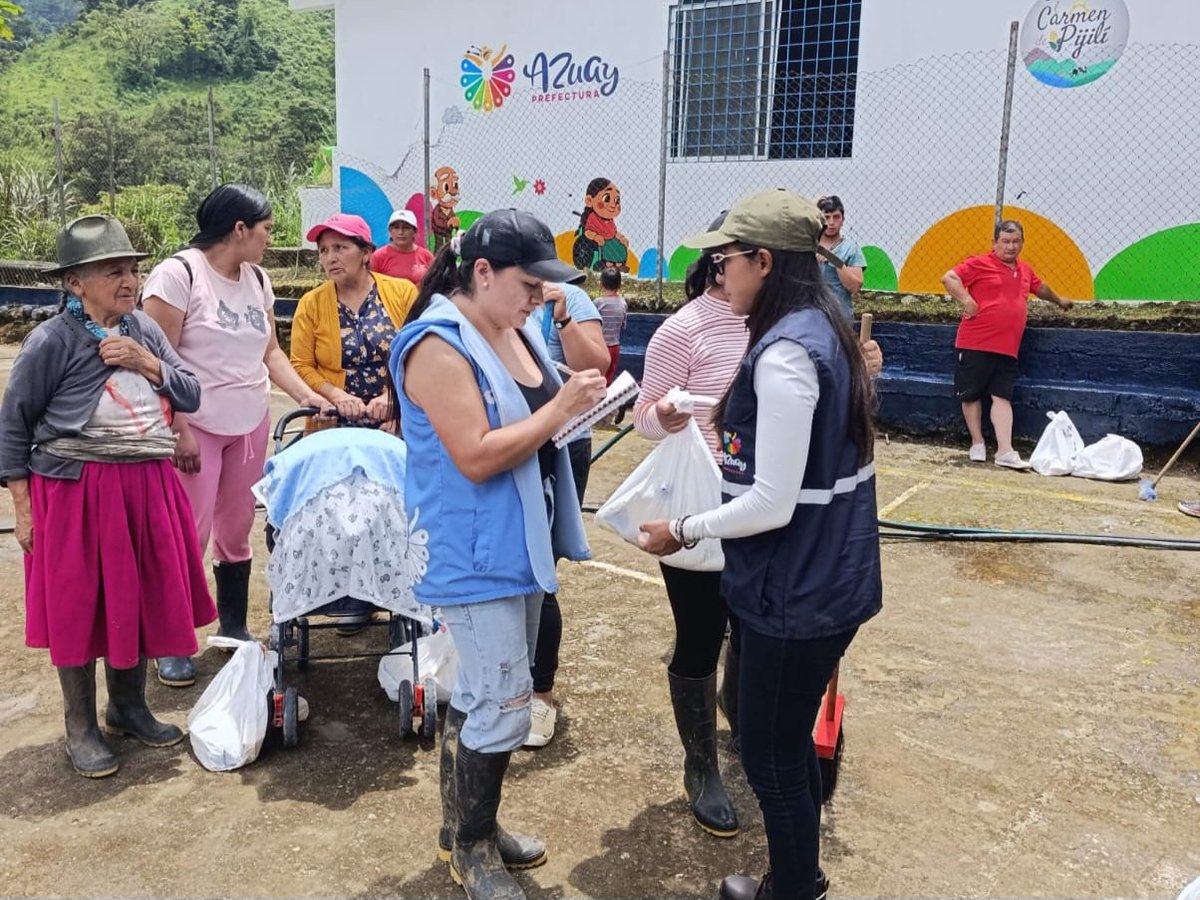 AzuayPrefectura's tweet photo. #AzuaySolidario 🫶
📍 Llegamos a Carmen de Pijilí, San José y Playa de San Pablo con kits de ayuda humanitaria y atención médica para las familias afectadas por el temporal invernal. 🌧️ https://t.co/pptRooT1mE