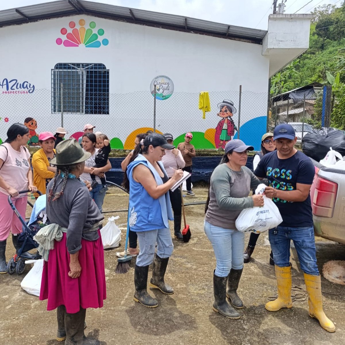 AzuayPrefectura's tweet photo. #AzuaySolidario 🫶
📍 Llegamos a Carmen de Pijilí, San José y Playa de San Pablo con kits de ayuda humanitaria y atención médica para las familias afectadas por el temporal invernal. 🌧️ https://t.co/pptRooT1mE