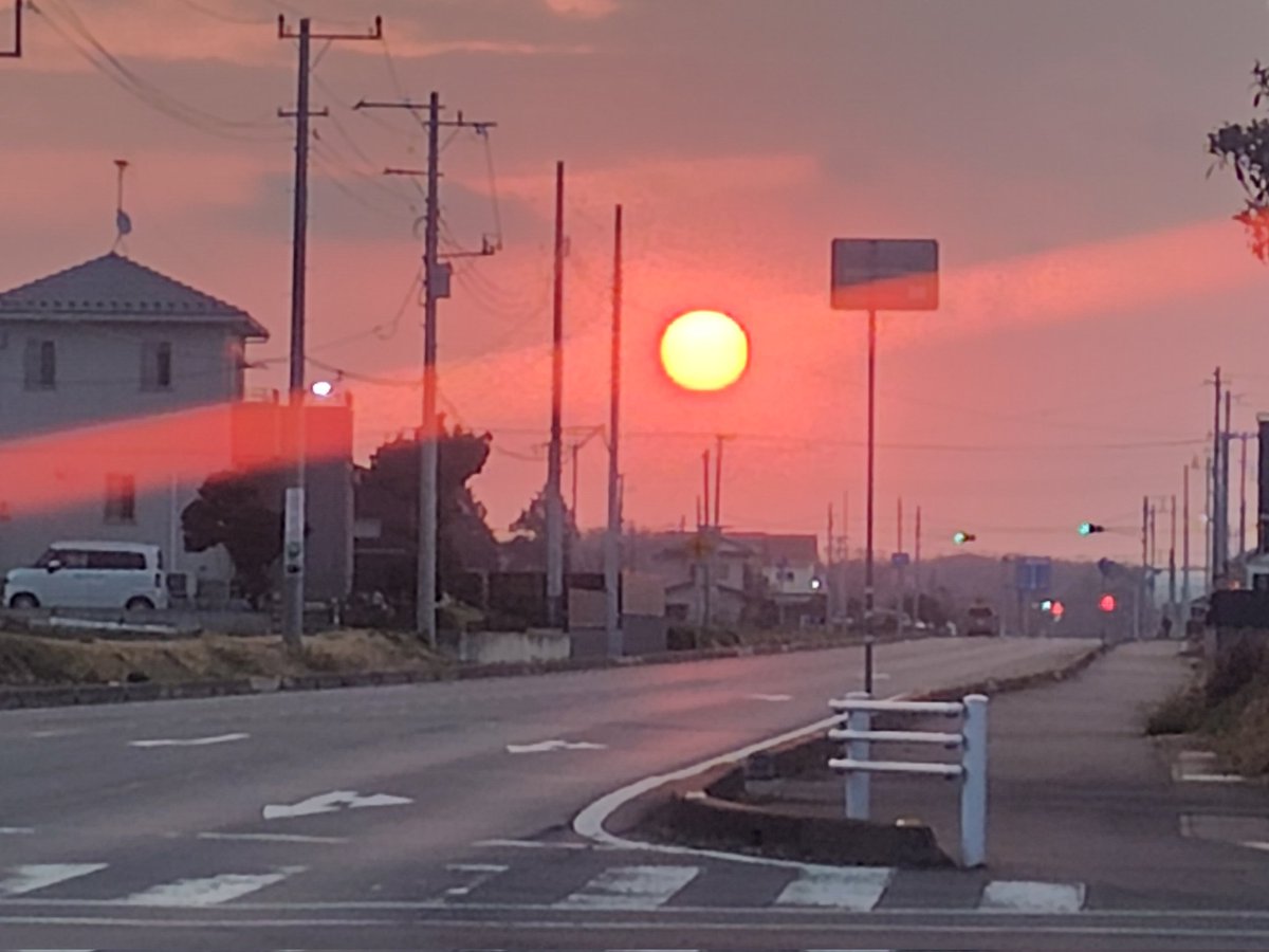 7n2djo's tweet photo. 今朝6時頃、ウォーキング中に見たでかくて真っ赤な太陽
お天気はくだり坂のようです💦 https://t.co/xzA3ZYuEC1