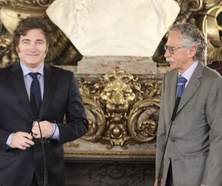 En Argentina se sigue criminalizando a los padres que no aceptan que sus hijos sean inyectados con compuestos desconocidos. No se aplica el obligatorio “consentimiento informado”
y se desconoce la patria potestad porque, como en las dictaduras comunistas, los niños son del papá