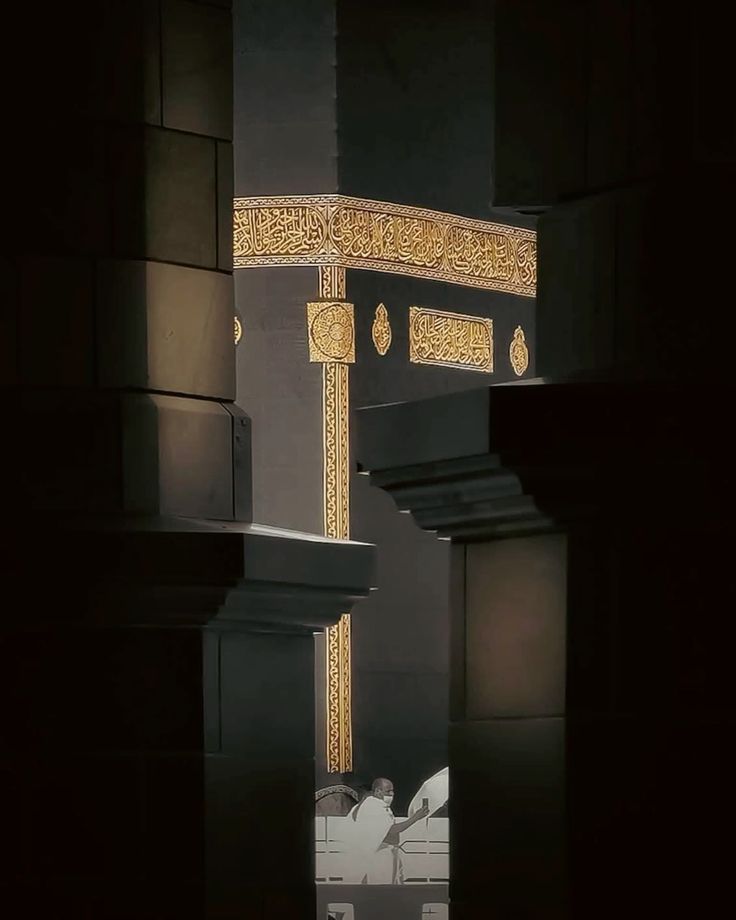 النفس التي ترى ظِل الله مرة، 
لا تخشى بعد ذلك أشباح الأبالسة !

والعين التى تكتحل بلمحة واحدة من الملأ الأعلى، لا تغمضها أوجاع هذا العالم ..

- جُبران