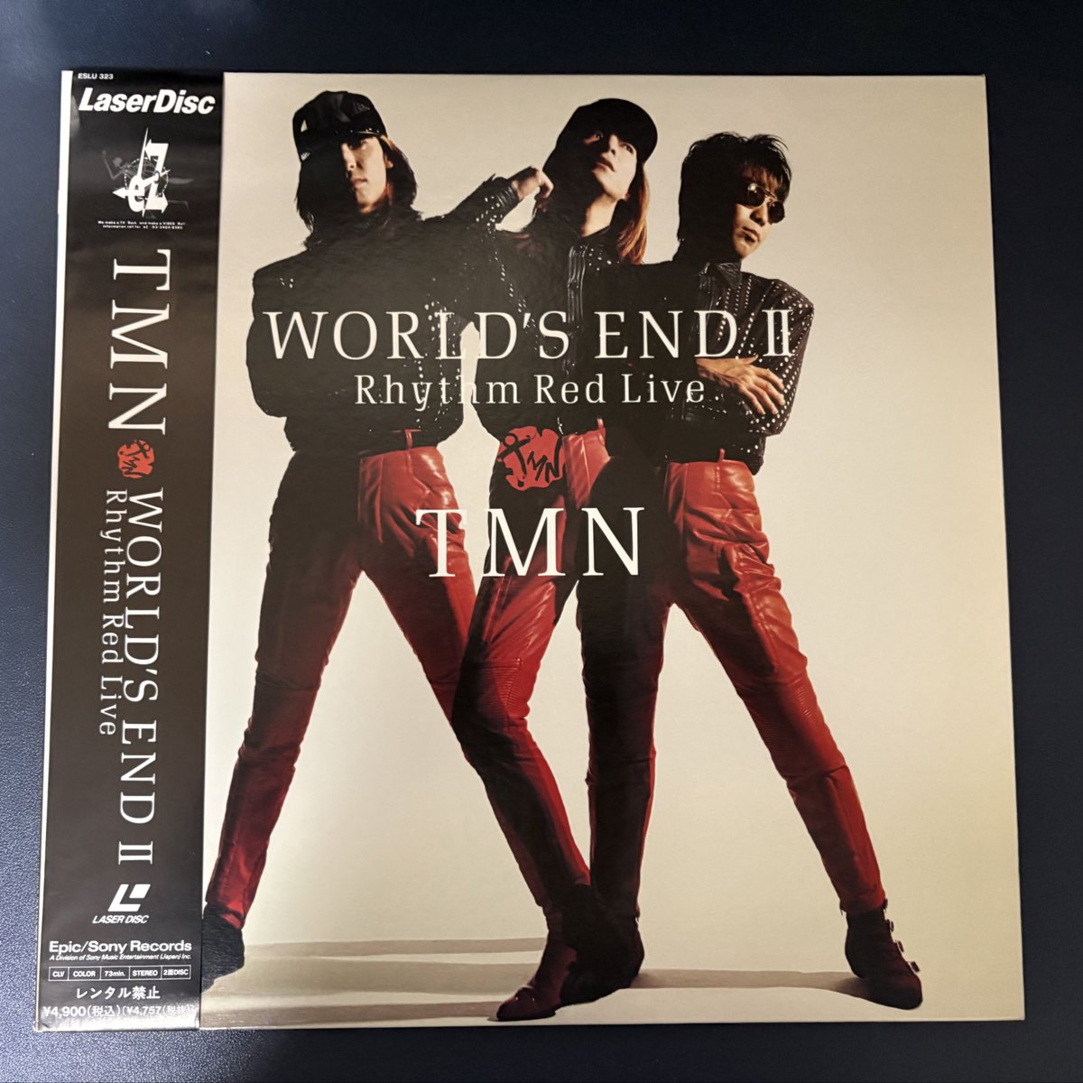 tkgroove's tweet photo. TMN『WORLD'S END II』ジャケットかっけー！

赤×黒の衣装に
斜に構える小室さん
ウツの目
木根さんのクールな佇まい……

完璧すぎる黄金比。

今見てもこの尖り方は唯一無二。
LDプレイヤーってまだあるのかな
#TMN #TMNETWORK
#小室哲哉 #宇都宮隆 #木根尚登
#RhythmRed https://t.co/HKFamKVpez