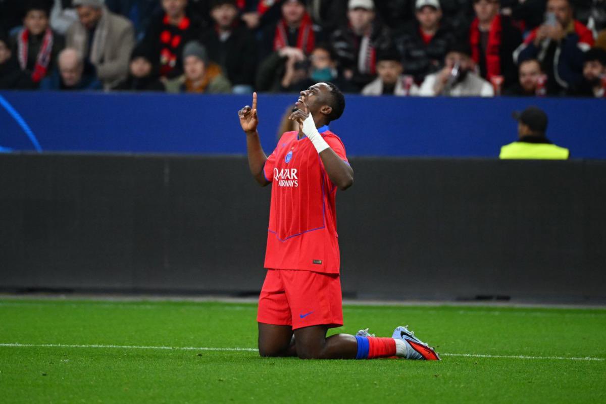 TenDeporEc's tweet photo. "Willian Pacho" 

Porque fue titular en la culeada del PSG 3-0 sobre el Chelsea de Enzo Fernández (8-2 Global). El careverga de Joao Pedro va a tener pesadillas con el, nadie lo pudo pasar. Pero que tipazo nuestro ñaño https://t.co/e9Gy11U1Kw