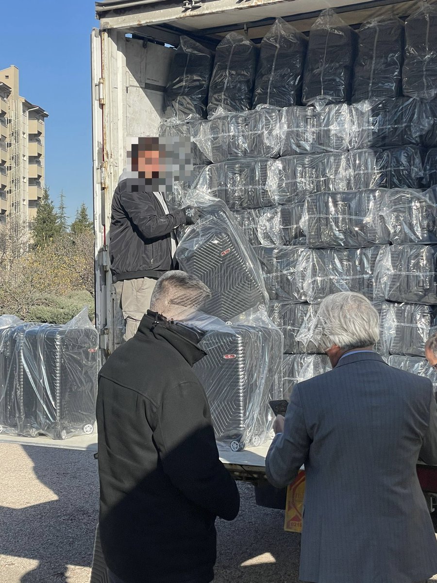 Vay anam vay sendikacılığa bak sen…

📌 Kamu görevlileri ve emeklilerine ek zam ve refah payı verilmesinde yoksun
📌 Enflasyon farkının maaşlara aylık olarak yansıtılmasında yoksun
📌 Ek gösterge düzenlemesindeki aksaklıkların giderilmesinde yoksun
📌 Yardımcı hizmetler