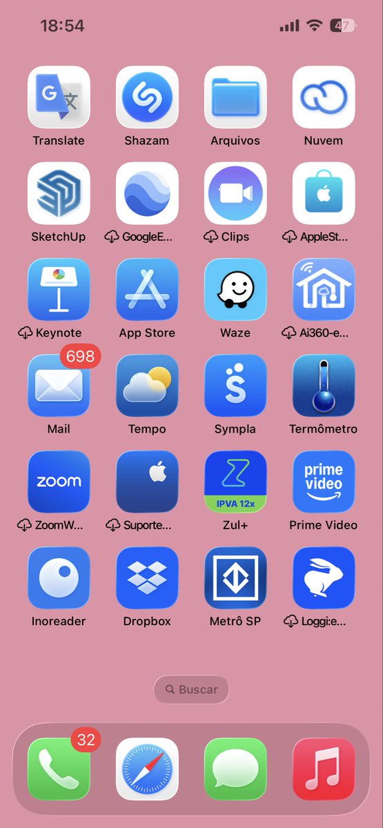 Lizzby's tweet photo. tô bem loka hoje abrindo o Deezer achando que era o Nubank, tentando pedir comida no Gym Rats achando que era o iFood. será que é porque organizo os apps por cor? https://t.co/vvOsVsl98c