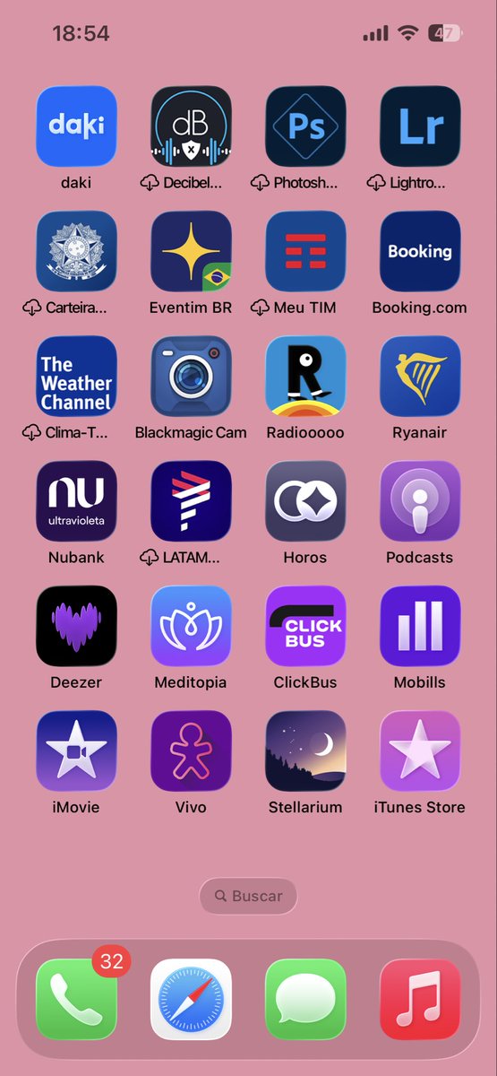 Lizzby's tweet photo. tô bem loka hoje abrindo o Deezer achando que era o Nubank, tentando pedir comida no Gym Rats achando que era o iFood. será que é porque organizo os apps por cor? https://t.co/vvOsVsl98c