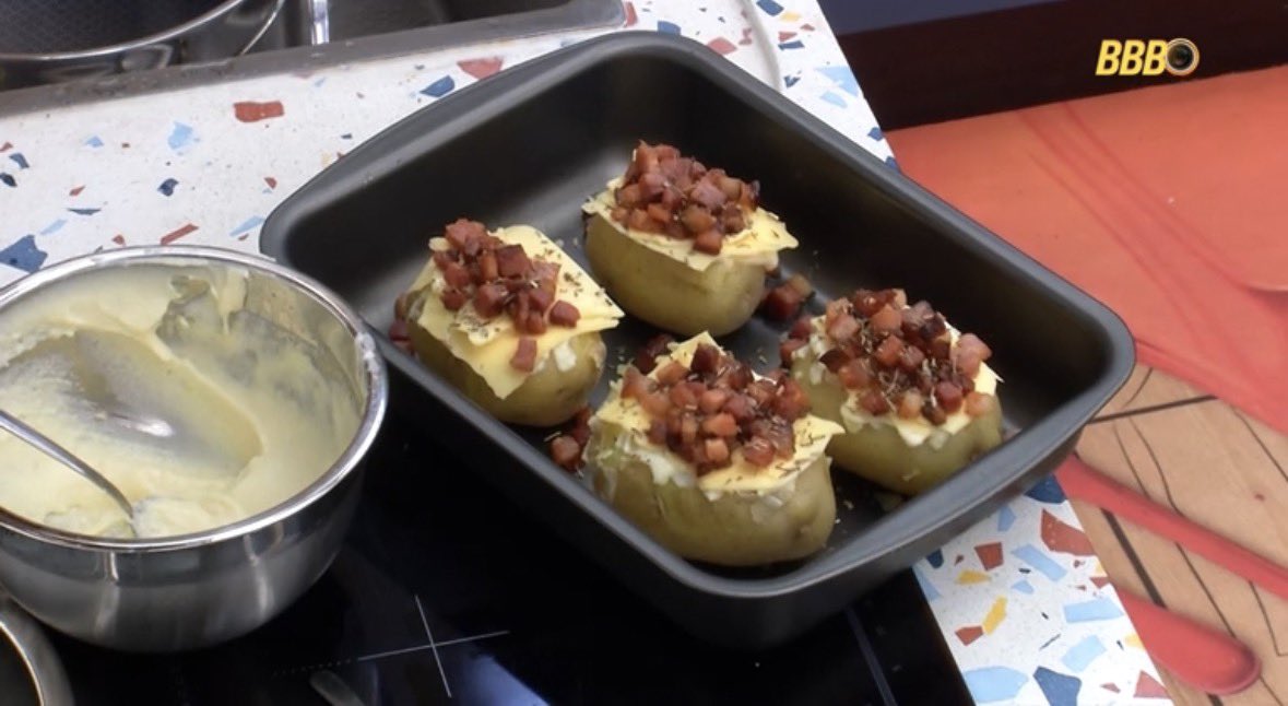 aboutjordana's tweet photo. quando o programa acabar a jordana vai ter que sortear uma fã pra comer a comida dela https://t.co/ICm8W8i6yu