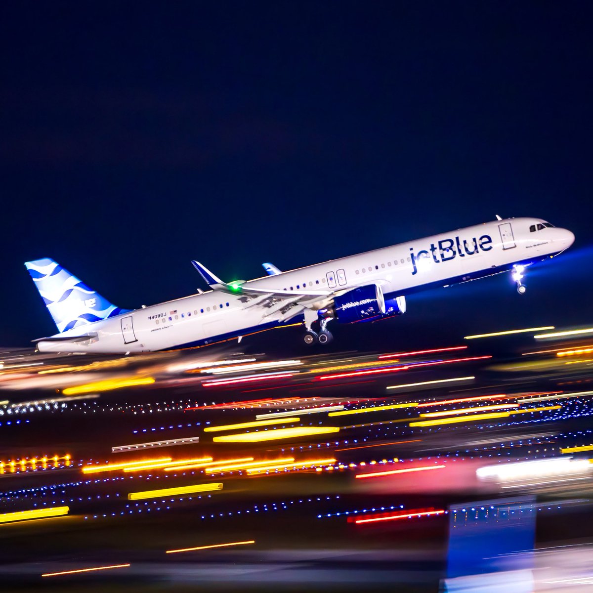 A JetBlue A321neo climbing out of runway 22R at BOS.