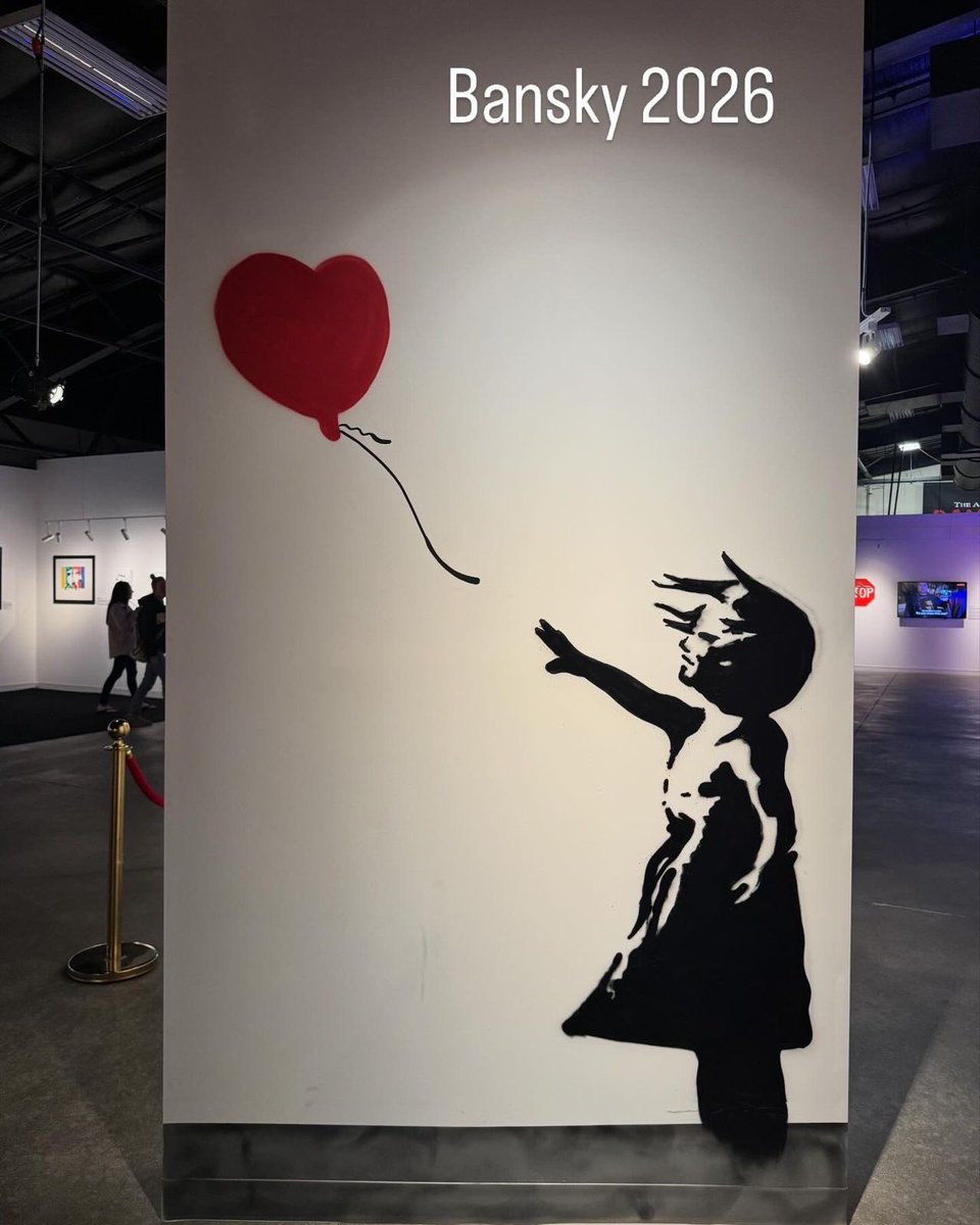 AngieTij's tweet photo. Quizá por mi edad, reconocer a un artista es mucho más fácil que antes. Aquí el maravilloso trabajo de una pequeña artista de 7 años después de admirar una exposición de #Bansky https://t.co/MvdxWPxowr
