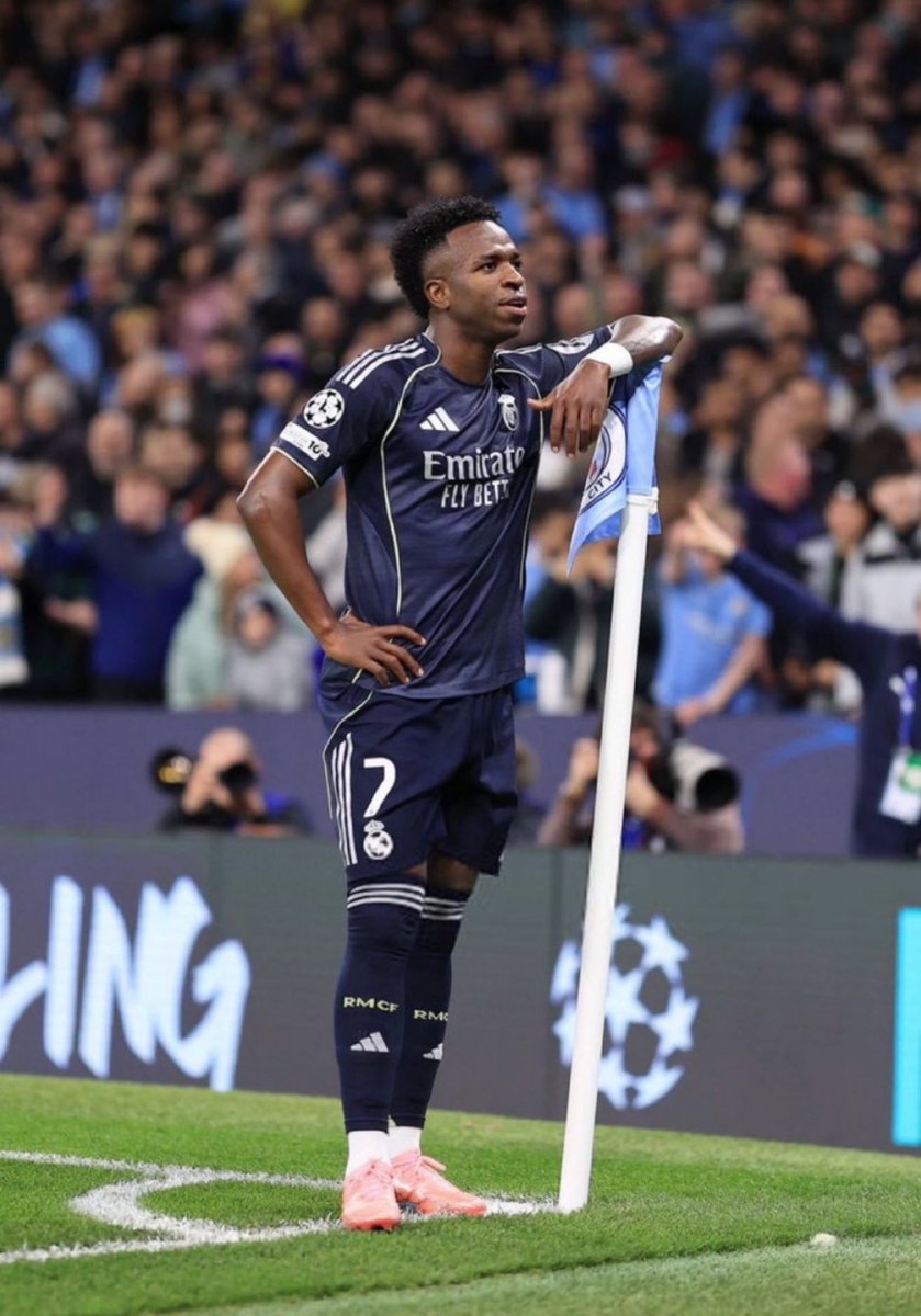 — Hace el gol de la victoria.

— Se lo anulan por fuera de juego y la afición se burla de él.

— 1 minuto después… Vuelve a marcar.

Humillada histórica de Vinicius Junior.