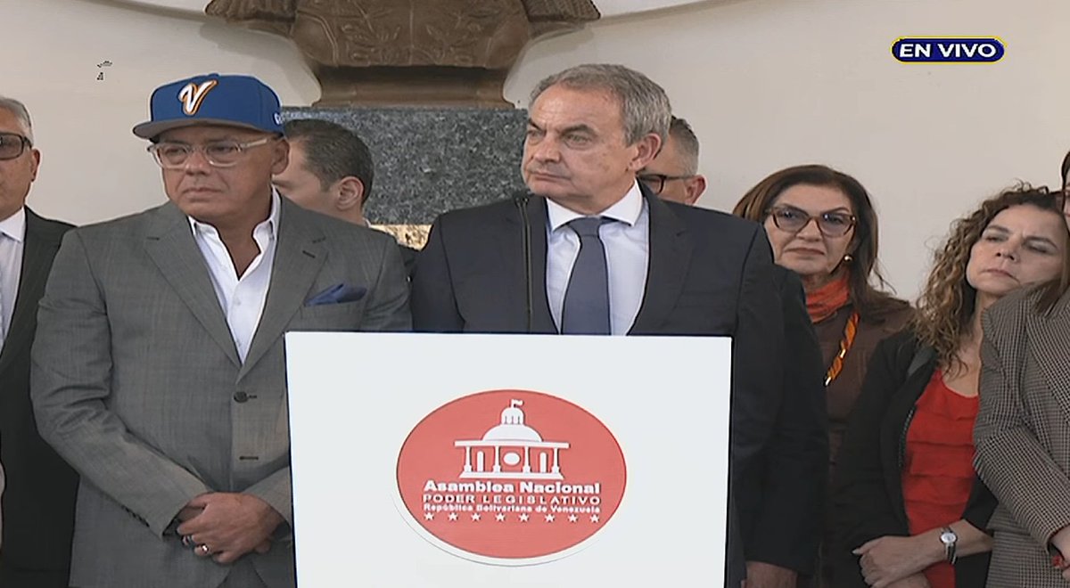 #AHORA | A juicio de Rodríguez Zapatero, la amnistía debe ser "profunda, intensa", aunque reconoció que "todas las leyes tienen resquicios importantes". 

"Qué bien le sienta a la salud de la república reconocer errores. Qué bien le sienta mirar hacia adelante", señaló.