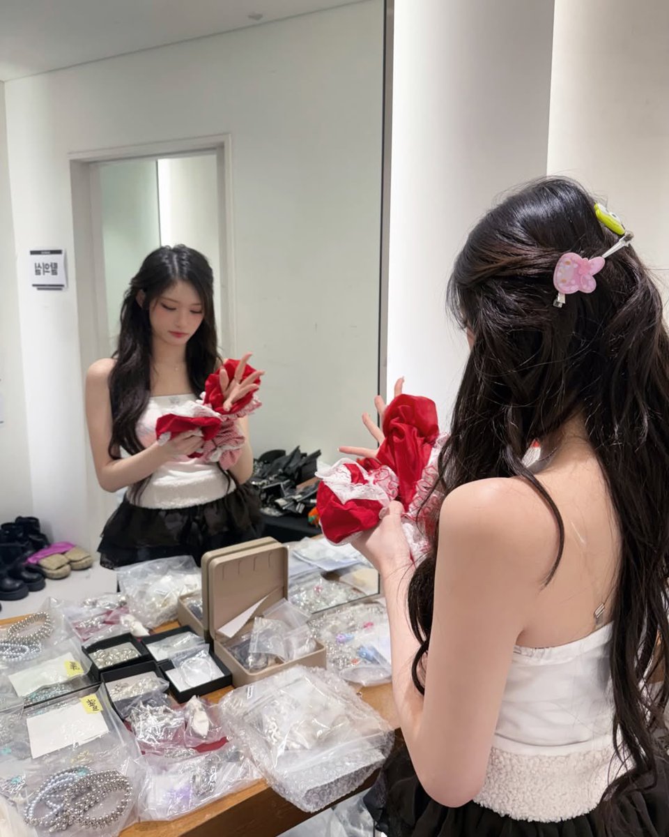 iuseo's tweet photo. snapped a mirror selfie before the concert while practicing pretty poses, my hair slowly falling-into-place and my makeup seeming like a cute little dress up moment. it's all so cute, just me cherishing this ease lilt before walking on stage and making it an awesome thing. https://t.co/xGkTCVkv4N