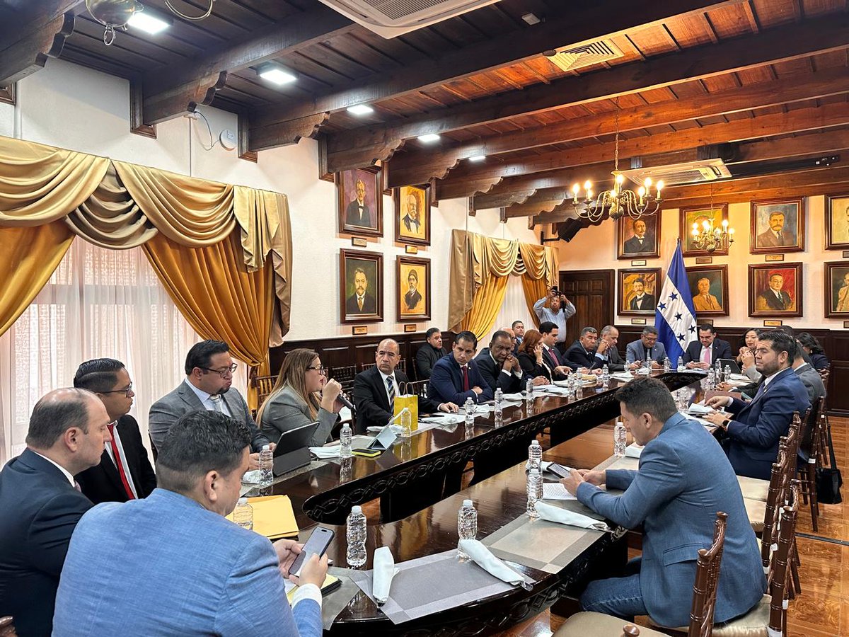 CONADEH's tweet photo. 1/3 La titular del #CONADEH, Abg. Blanca Izaguirre, realizó la entrega del Informe Anual 2025 sobre la Situación de los Derechos Humanos en Honduras y la Gestión Institucional al Presidente del @hn_congreso Abg. José Tomás Zambrano. https://t.co/AxdiaOlvX2