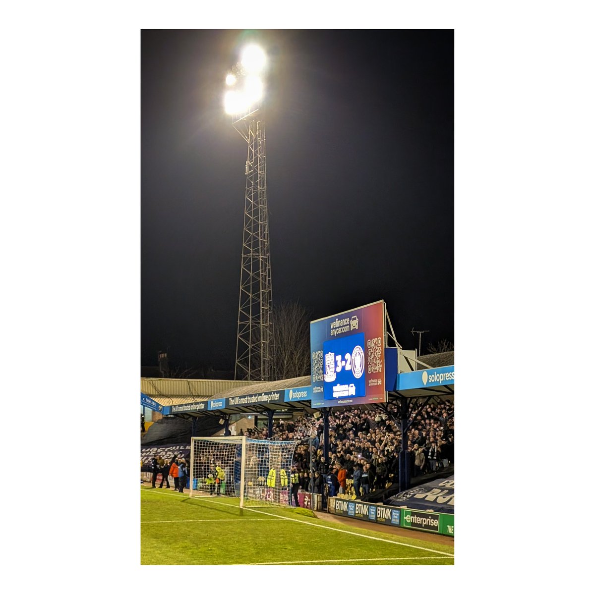 davethephoto's tweet photo. The supporters and owners of @YorkCityFC helped us out in our hour of need ...about time we returned a favour!

#shrimpers
#southendunited
#ycfc
#minstermen https://t.co/mXXLwFLaEB