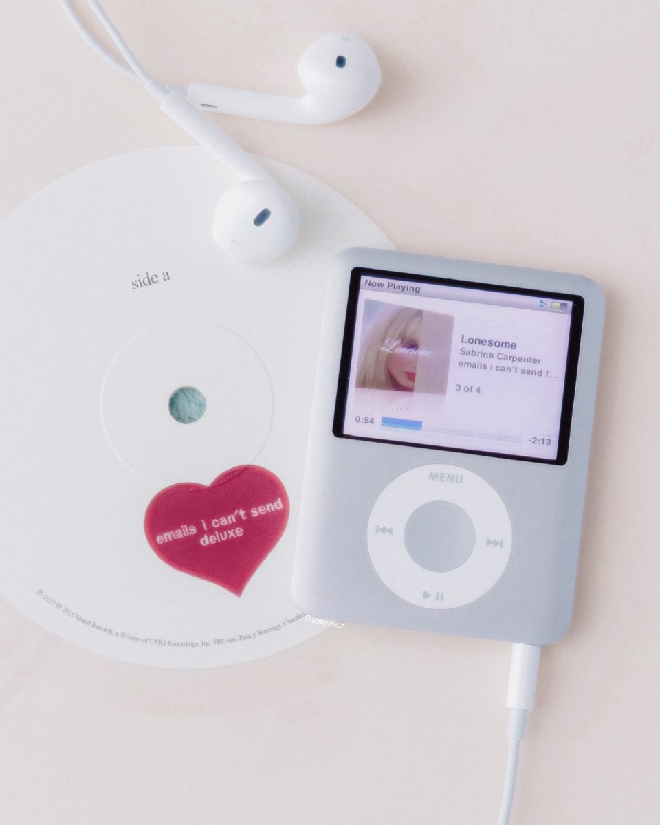 Sofiam47's tweet photo. Celebrating 3 years of emails I can’t send fwd: with an iPod nano #sabrinacarptener #eicsfwd ♥️ https://t.co/8iWasT5tj4