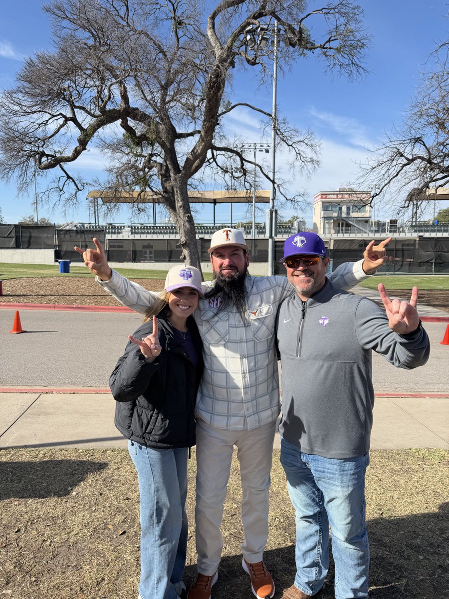 XavierR07149003's tweet photo. Couple of Texas Exes🤘🏼 https://t.co/AXxbcGdkRw