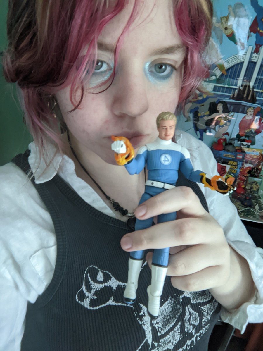 deadlyddevotion's tweet image. the selfshipper + the shelfship itself !! 

i love johnny a lot ^_^ #yumeship #selfship #yumetwt #fantasticfour #johnnystorm