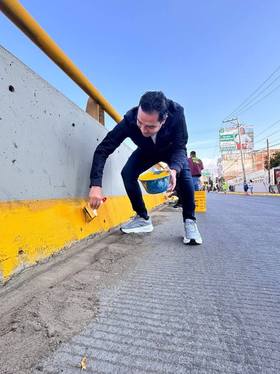 Esos funcionarios del <a href="/MunicipioOaxaca/">Municipio de Oaxaca de Juárez</a> solo posan para la foto. ¿Quién en su sano juicio va a la chamba de para pintar vestido de esa forma? 🤷‍♀️