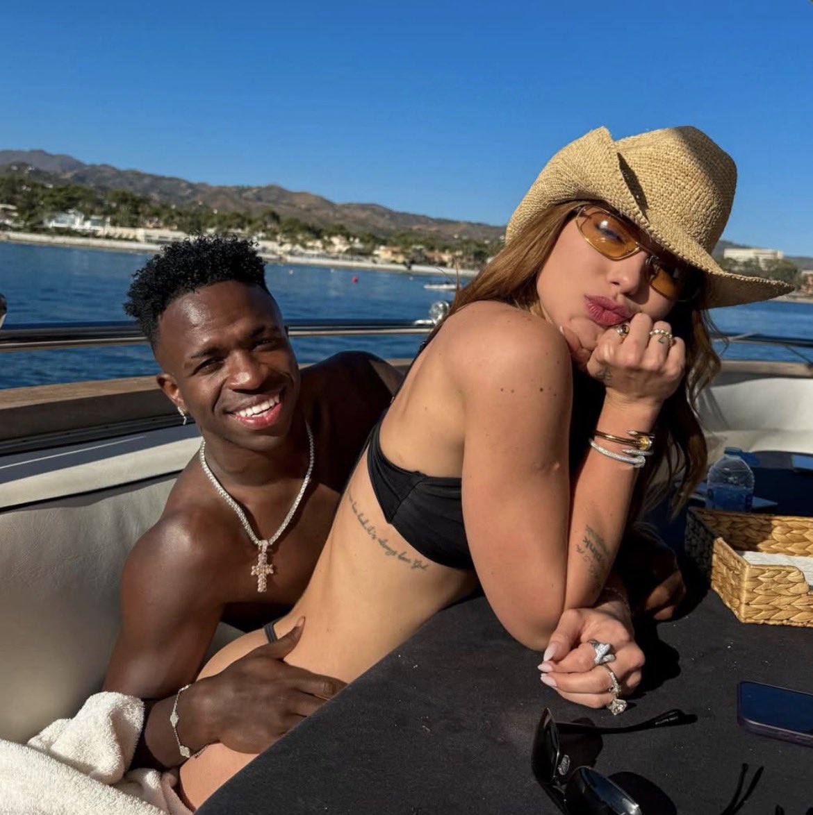 À esquerda: Zé Felipe, que recentemente DIVULGOU ao público que tem testo baixa e dificuldades para ter ereção. 

À direita: Vini Jr., atleta de alta performance, come 10 ovos por dia e 2 kg de peito de frango, treina todo dia e não fuma…

Hj em dia eu te entendo, Virgínia…