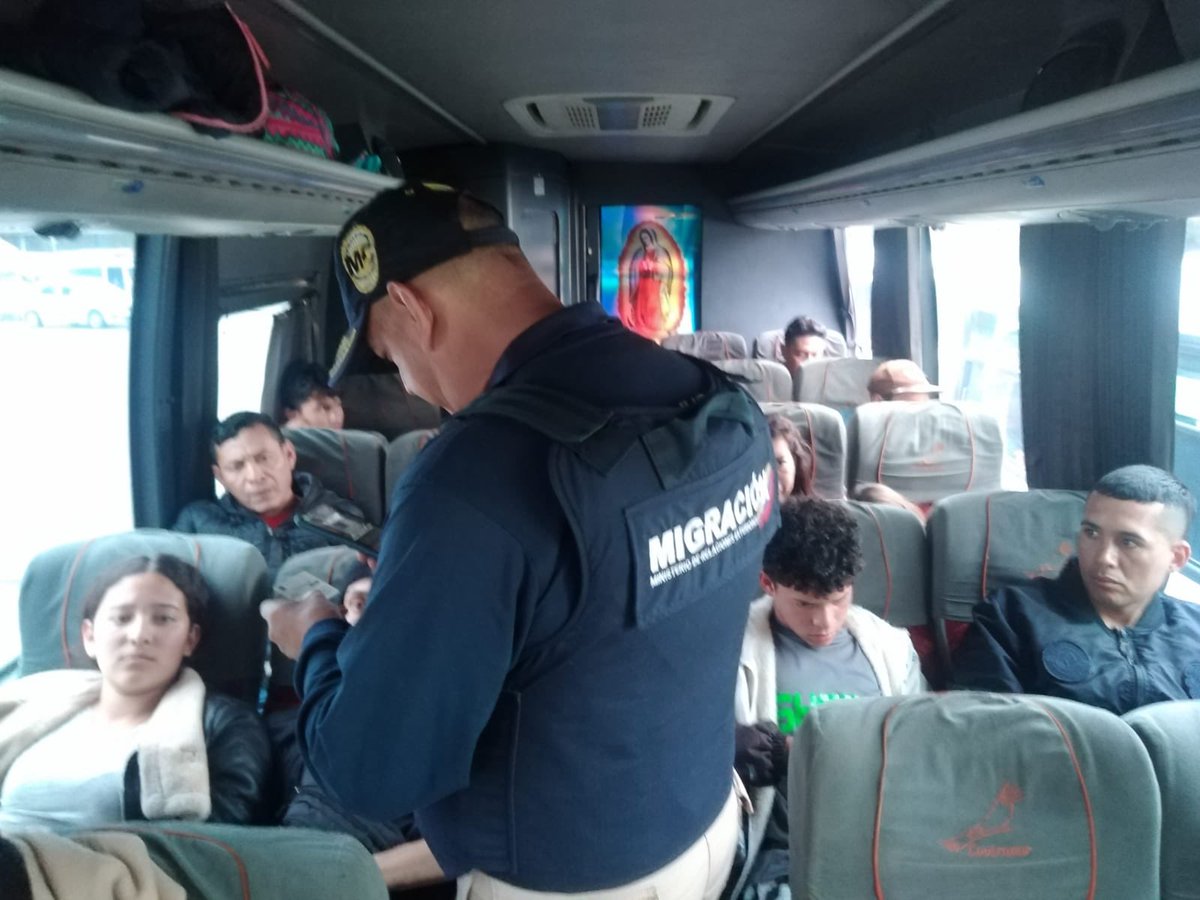 MigracionCol's tweet image. 📍#Pasto | En acciones orientadas a fortalecer la seguridad y prevenir fenómenos asociados a la migración irregular, hacemos equipo con @PoliciaColombia y @alcaldiapasto para adelantar labores de inspección, control y vigilancia en vías aledañas al terminal de transportes.