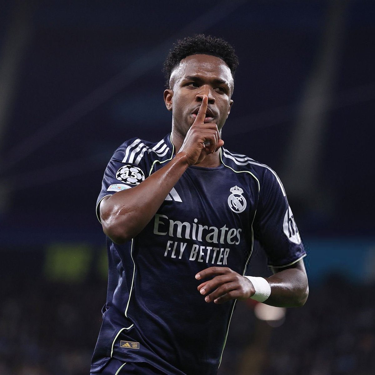 RMD23_'s tweet photo. يضيع بعض الفرص لانه الاكثر محاولة
يخسر بعض الكرات لانه اكثر من يطلبها

في النهاية هو من تنتظر منه الخطورة وهو من يسجل،لذلك فينيسيوس لايعوض، مهما تراجع وانتقدوه يعود ليسكتهم كعادته 

الافضل شاء من شاء وابى من ابى 

ولا عزاء لمن يشمت وينتقص منه في تراجعه 
ويطبل ويتسلق اثناء تألقه https://t.co/FGYWKCHOP8