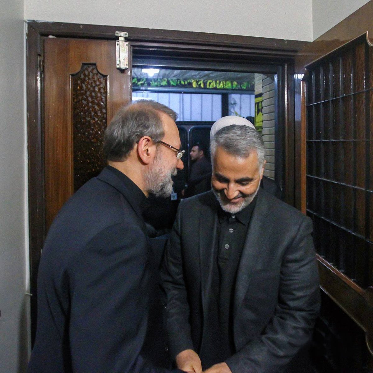 larayimm's tweet photo. Kasım Süleymani, Nasrallah, Rehber Hamaney ve daha nicesi.. Acılı günlerimizde bize ümit oluyordu Laricani. Artık her gün Aşura, her yer Kerbela.

Ali Laricani’yi "karanlıkta amerikan askeri avlarız" demesiyle hatırlayacağım. İran bombalanırken, Hamaney suikasta uğramış herkes risk altındayken o, Kudüs gününde sokakta halkla beraber yürüdü. Şehadet onurumuzdur, Allah’ın şerefli kuluna bin selam olsun.