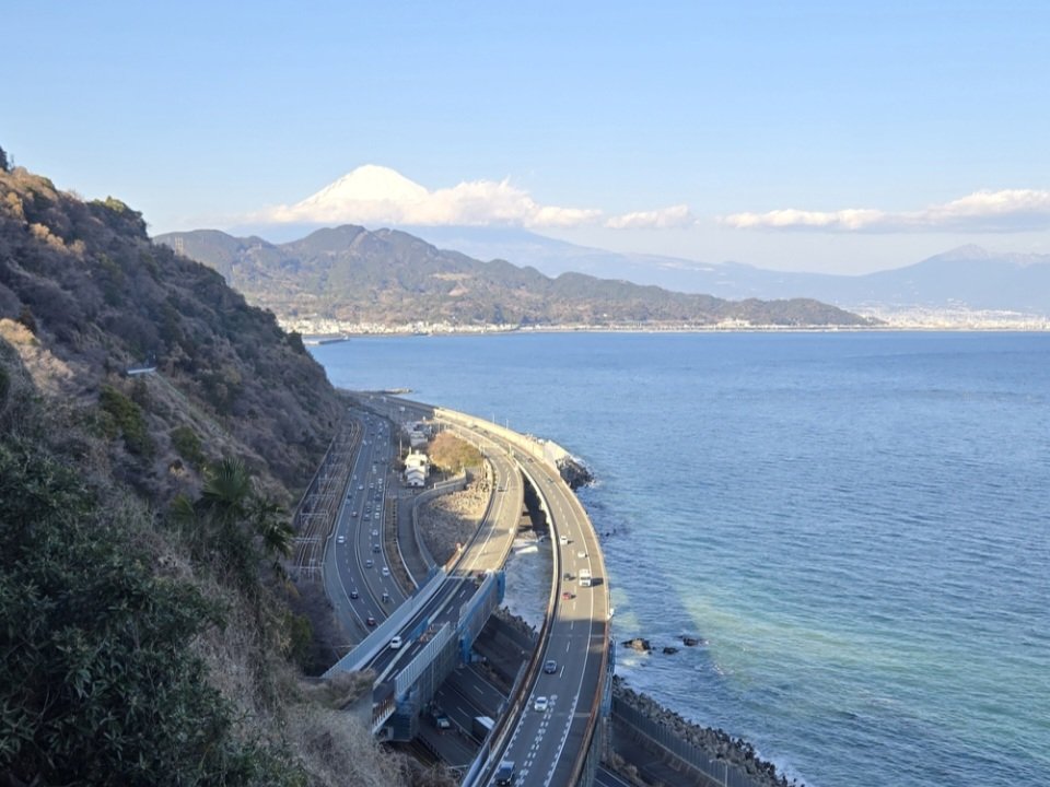 絶景📷【薩埵峠(ｻｯﾀﾄｳｹﾞ)】
東海道五十三次 ✴16番め
由比(ﾕｲ)宿

天気と相談し急きょ午後に詰め込んだ峠越え
夕方の少し雲のかかる富士🗻が美しい

ここは東名高速・国道1号線・東海道本線の3つが交差し一望できる

峠を歩く浮世絵の中の旅人は、現代のこの便利さをどう思うのだろうか✨☺