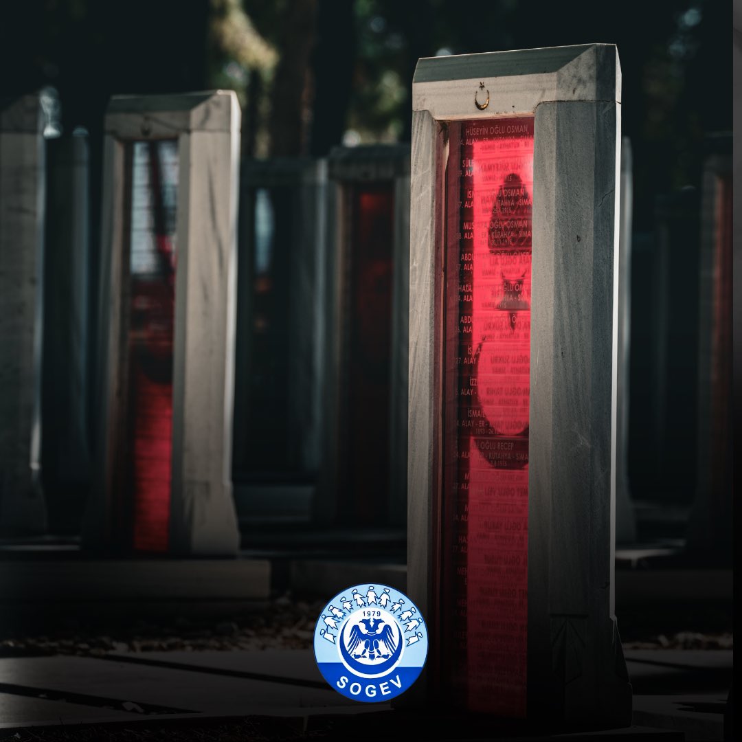 Şehitler tepesi boş değil, 
Toprağını kahramanlar bekliyor! 
Ve bir bayrak dalgalanmak için; 
Rüzgar bekliyor! 
Destanı öksüz, sükûtu derin meçhul askerin; 
Türbesi yakışmış bu kutlu tepeye 
Yattığı toprak belli, 
Tuttuğu bayrak belli, 
Kim demiş meçhul asker diye? ...

#18Mart