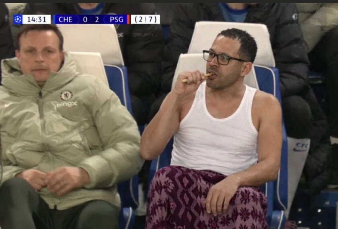 LOOOOOOOOL he’s moving like my Dad 🤣🤣🤣🤣