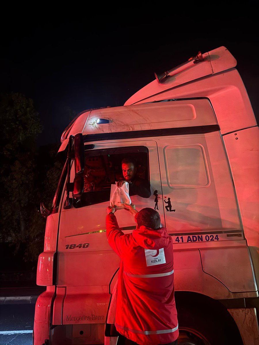 🌙 Tam iftar vaktinde
❤️ Kızılay Hep Yanında
📍 Şanlıurfa– Mardin yolu yoldaki araçlar iftarlık ikram edildi.#RecepTayyipErdoğan #kızılay <a href="/FatmaMericYlmaz/">Prof. Dr. Fatma Meriç Yılmaz</a> <a href="/ramazansaygili1/">Y. Ramazan Saygılı</a> <a href="/kocemree/">Emre Koç</a> <a href="/sukrucan68/">Şükrü Can</a> <a href="/Meyraceliik/">Hümeyra Çelik</a> <a href="/YenerTANIK/">Y E NE R TA N I K</a> <a href="/nurdaldurmus/">Nurdal Durmuş</a> <a href="/bybekirbozdag/">Bekir  Bozdağ</a> <a href="/CYAZMAC/">CEVAHİR ASUMAN YAZMACI</a> <a href="/hasansildak/">Hasan ŞILDAK</a>