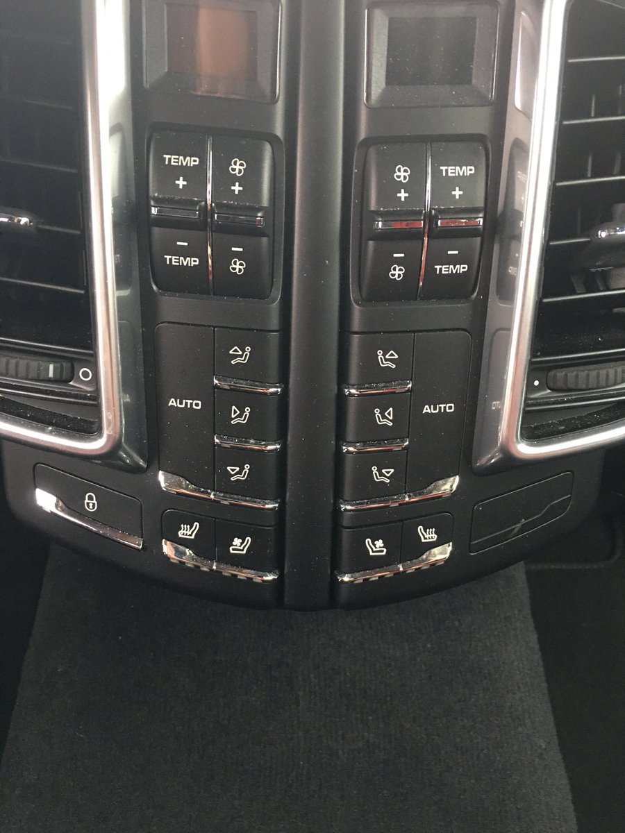 PorscheTime tweet media