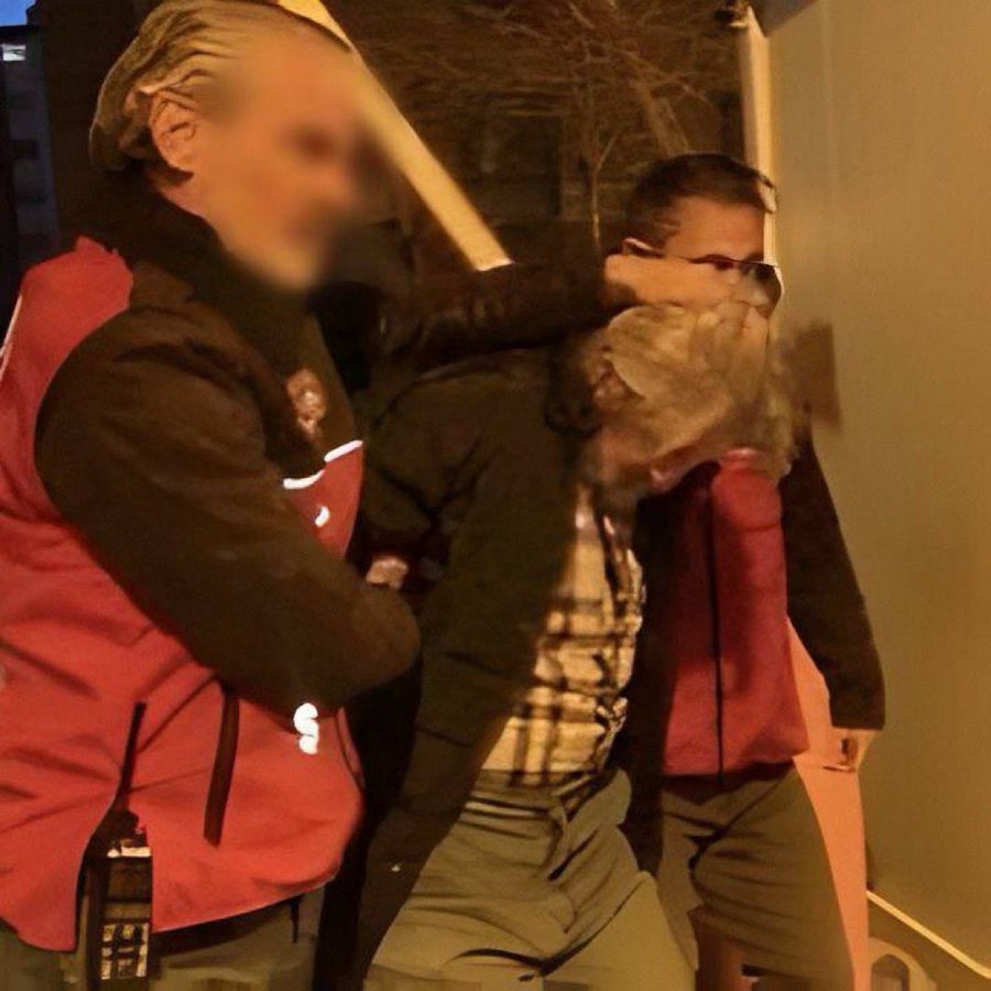 İlki Allah'a küfretmiş

İkincisi Mustafa Kemal'e (deyip demediği de belli değil) "sarhoş" demiş.

İkisine yapılan muamele arasındaki bariz fark!
<a href="/RTErdogan/">Recep Tayyip Erdoğan</a> <a href="/mustafaciftcitr/">Mustafa ÇİFTÇİ</a> <a href="/TC_icisleri/">T.C. İçişleri Bakanlığı</a> <a href="/EmniyetGM/">Türk Polis Teşkilatı</a>