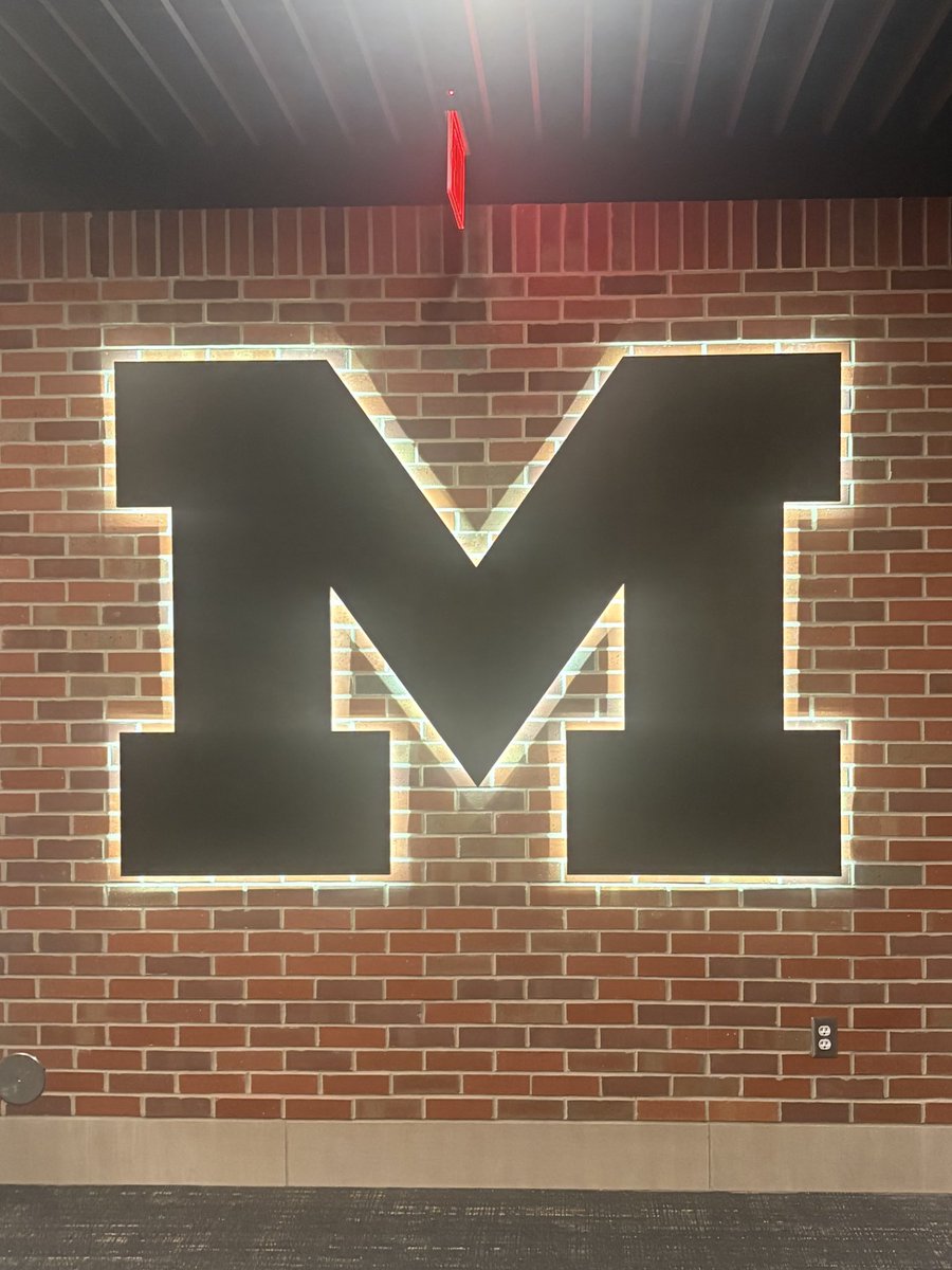 Had a great visit at <a href="/UMichFootball/">Michigan Football</a>, thank you <a href="/FWhittinghamJr/">Freddie Whittingham</a> for this opportunity! #GoBlue〽️ 
<a href="/BCollierPPI/">Brandon Collier</a> <a href="/PPIRecruits/">PPIRECRUITS</a>